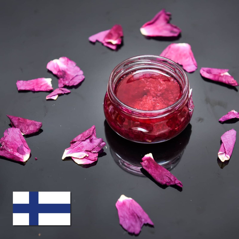 Préparation de pétales de roses du Soleil de Minuit en Finlande pot 120g