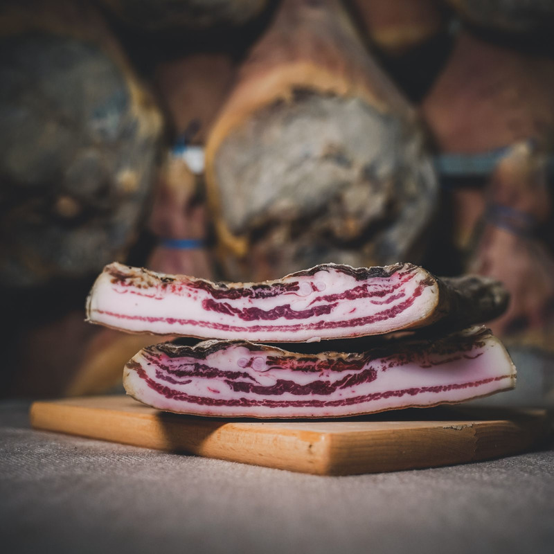 Whole dry farm-raised pork belly ±3kg