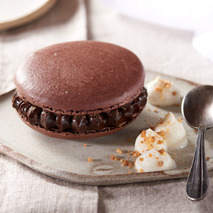 ❆ Chocolate macaroon with flowing praline heart 24x70g