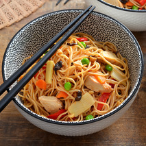 Chinese noodles with french chicken and vegetables tub 1kg